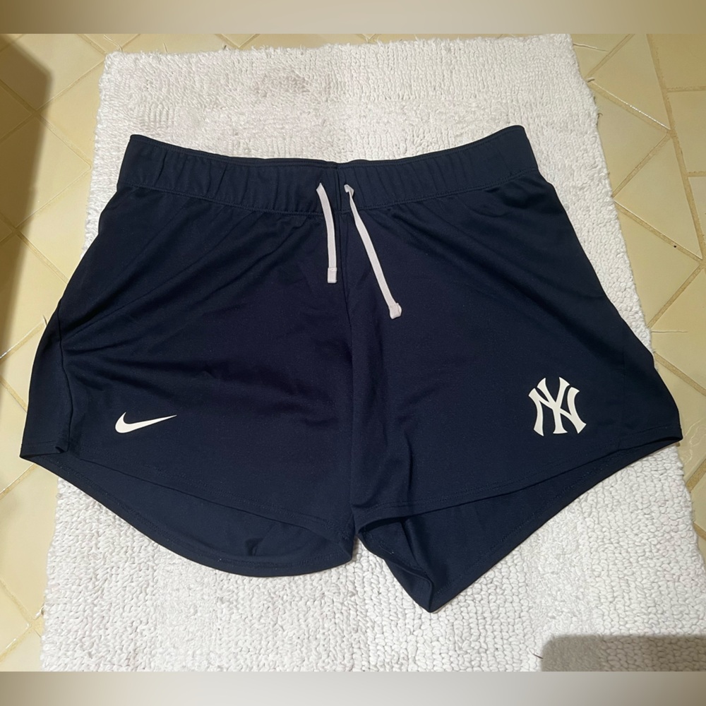 CLEARANCE Women’s Medium Nike Dri-Fit Drawstring Yankees Loungewear Shorts